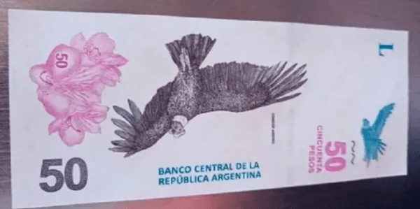 El billete de 50 pesos con el fondo totalmente blanco.