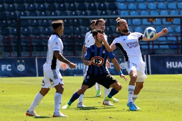 Christian Santos fue titular ante Huachipato, pero salió reemplazado por Luciano Arriagada en el minuto 63 | Foto: Agencia Uno