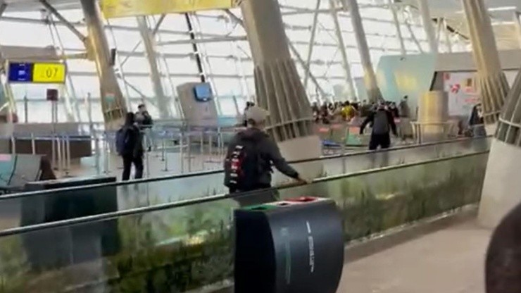 Hinchas de la U y Colo Colo protagonizan una pelea en el Aeropuerto Arturo Merino Benítez
