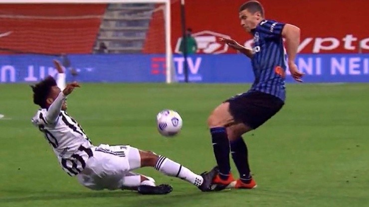 El planchazo que clavó Cuadrado para iniciar el contragolpe de Juventus antes del gol de Dejan Kulusevski.