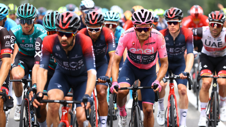 Carapaz sigue liderando la general del Giro. Foto: @INEOSGrenadiers