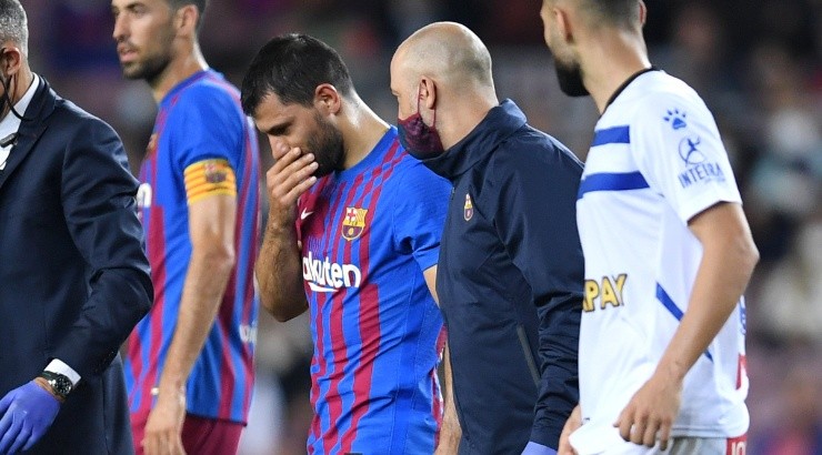 Sergio Aguero of Barcelona looks dejected as he leaves the pitch against Alaves. (Alex Caparros/Getty Images)