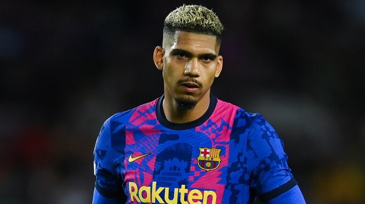 Ronald Araujo of Barcelona has reportedly attracted the interest of Chelsea and Liverpool. (David Ramos/Getty Images)