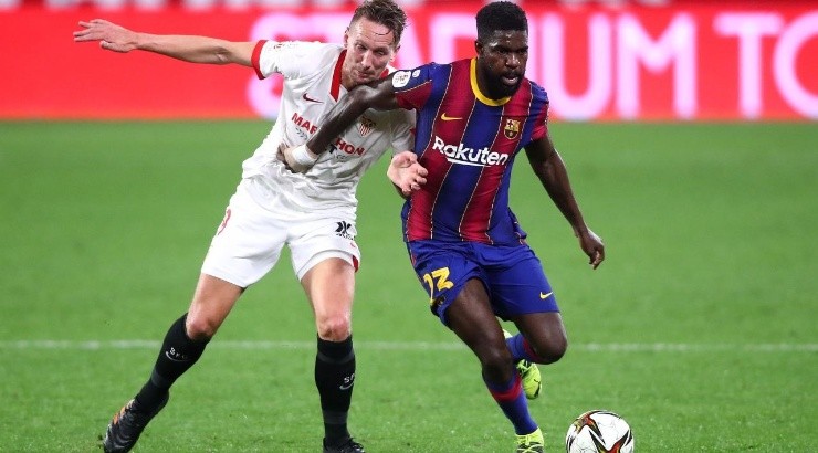 Samuel Umtiti of FC Barcelona battles for possession with Luuk de Jong of Sevilla (Photo by Fran Santiago/Getty Images)