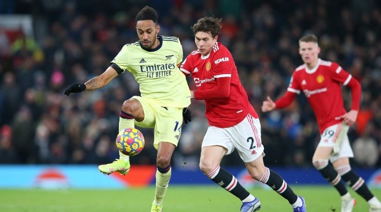 Pierre-Emerick Aubameyang of Arsenal battles for possession with Victor Lindeloef of Manchester United (Photo by Alex Livesey/Getty Images)