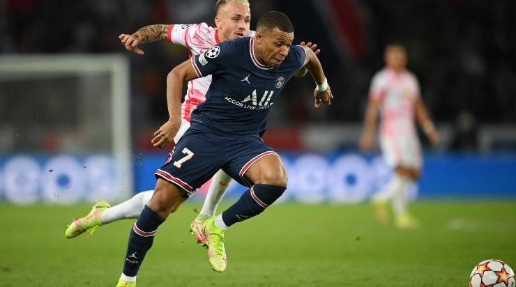 Kylian Mbappe of Paris Saint-Germain runs with the ball during Champions League match between PSG and RB Leipzig. (Photo by Matthias Hangst/Getty Images)