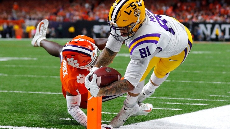 Thaddeus Moss (left) of the LSU Tigers scores a touchdown against the Clemson Tigers. (Getty)