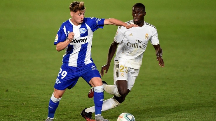 Ferland Mendy (right) of Real Madrid challenges Borja Sainz (left) of Alaves. (Getty)