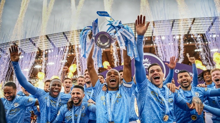 Manchester City players lift the 2020-21 Premier League Trophy. (Getty)