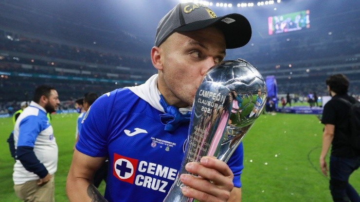 Jonathan Rodríguez of Cruz Azul kisses the trophy after winning the Torneo Guard1anes 2021 Liga MX (Getty).