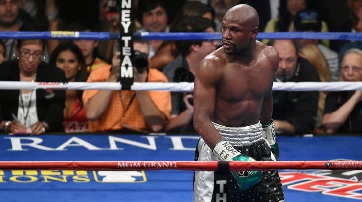 Floyd Mayweather Jr. looks back at Andre Berto's corner after the sixth round (Getty).