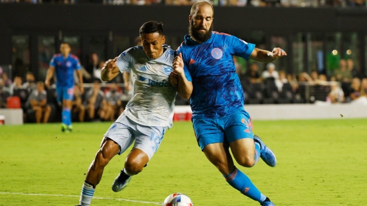 Andy Najar (left) of DC United and Gonzalo Higuain (right) of Inter Miami. (Getty)