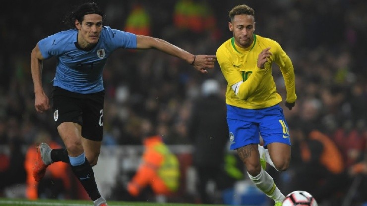 Edison Cavani of Uruguay (left) tries to stop Neymar of Brazil