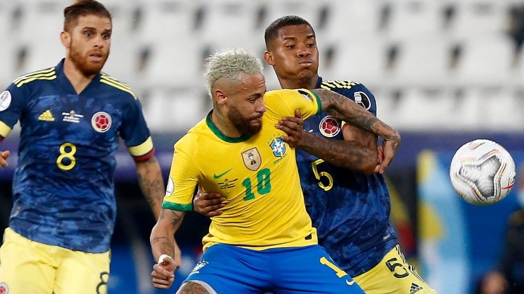 Neymar Jr. of Brazil fights for the ball with Wilmar Barrios of Colombia.