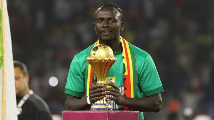 Sadio Mane with the 2021 Afcon trophy.