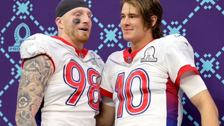 Maxx Crosby (left) Justin Herbert during the Pro Bowl in 2022