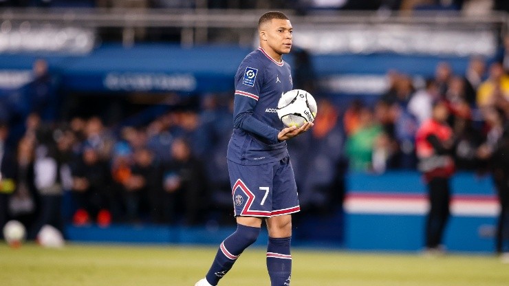 Kylian Mbappe von Paris Saint Germain versucht während des Ligue 1-Spiels einen Freistoß