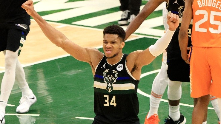 Giannis Antetokounmpo #34 of the Milwaukee Bucks celebrates in the final second before defeating the Phoenix Suns in Game Six