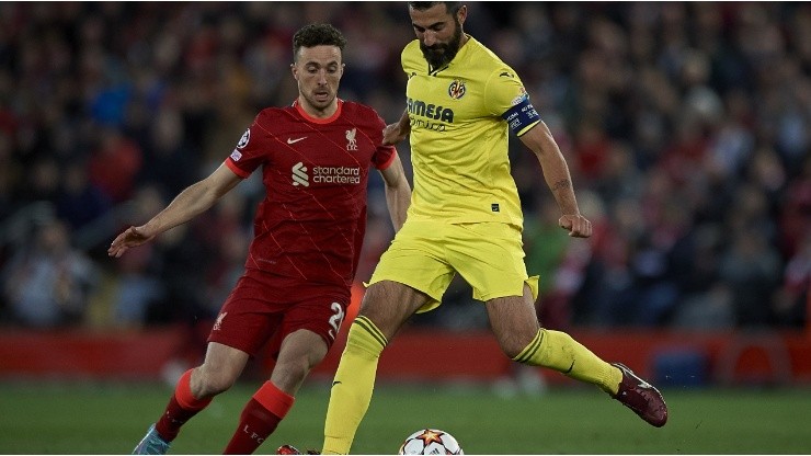 Diogo Jota of Liverpool disputes the ball with Raul Albiol of Villarreal
