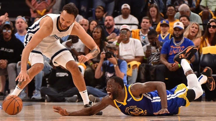 Draymond Green #23 of the Golden State Warriors and Kyle Anderson #1 of the Memphis Grizzlies