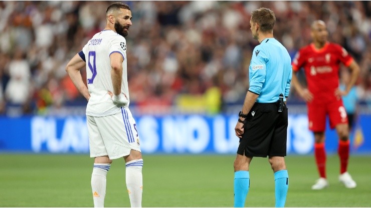 Benzema with referee