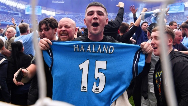 A fan holding a Manchester City shirt