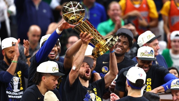 Stephen Curry of the Golden State Warriors raises the Larry O'Brien Championship Trophy