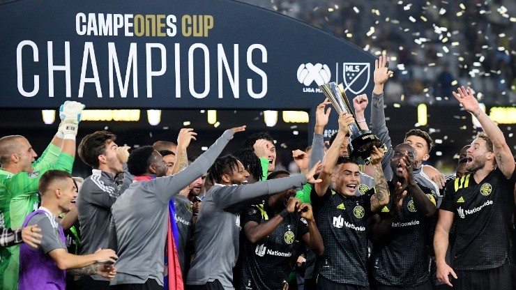Columbus Crew lift the 2021 Campeones Cup