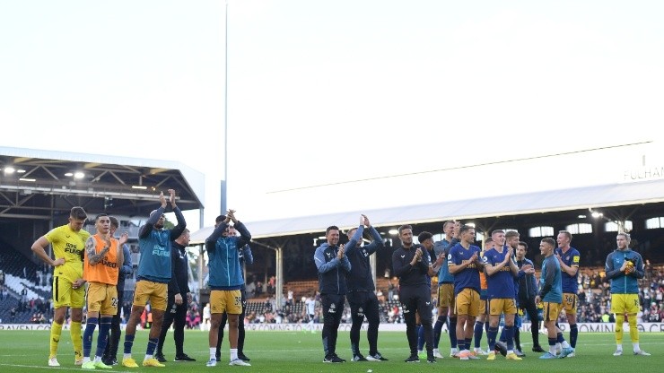 Players and staff of Newcastle United applaud fans after the Premier League match between Fulham FC and Newcastle United at Craven Cottage on October 01, 2022 in London, England.