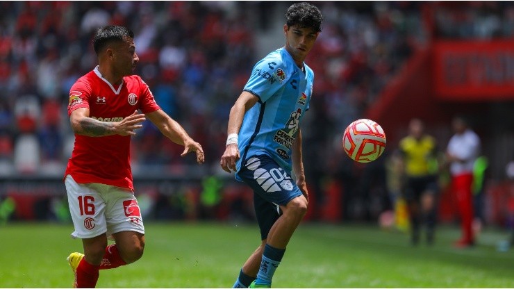 Kevin Alvarez of Pachuca fights for the ball with Jean Meneses of Toluca