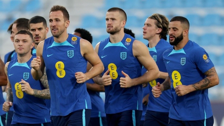Harry Kane warms up with team mates during the England training session at Al Wakrah Stadium on November 16, 2022 in Doha, Qatar.