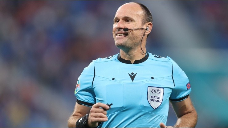Referee Antonio Mateu Lahoz