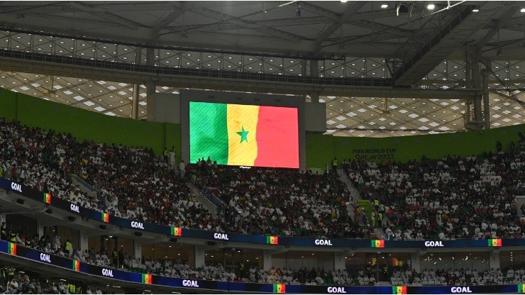 The LED board shows a Senegal flag