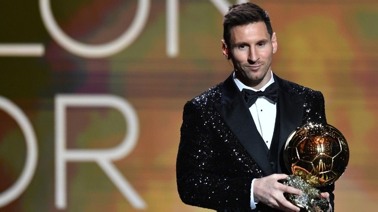 Lionel Messi with the Ballon d'Or award.