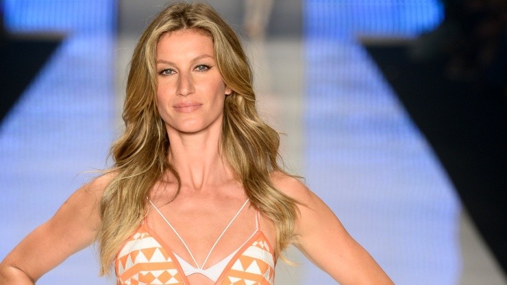 Gisele Bundchen walks the runway during the Colcci show at SPFW Summer 2016.