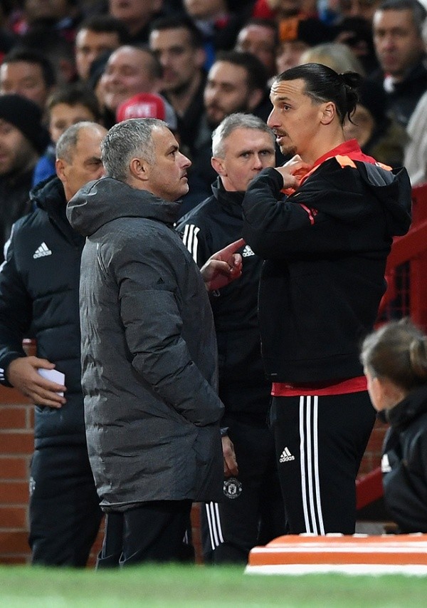 Mourinho da indicaciones a Zlatan previo a su ingreso