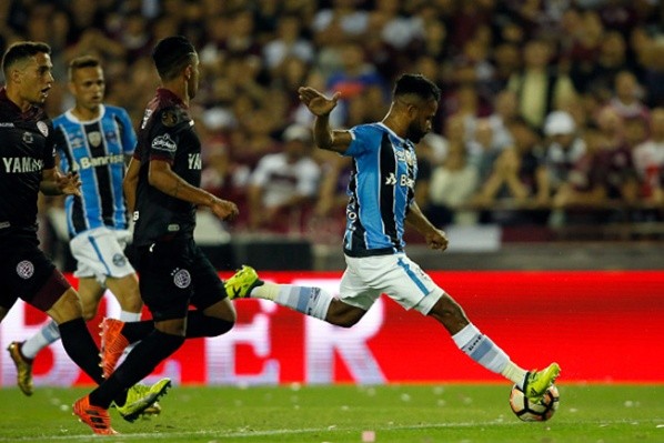 Fernandinho remata al gol tras el fallo de Gómez