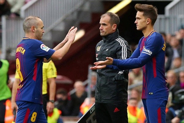 Iniesta es reemplazado por Denis Suárez.