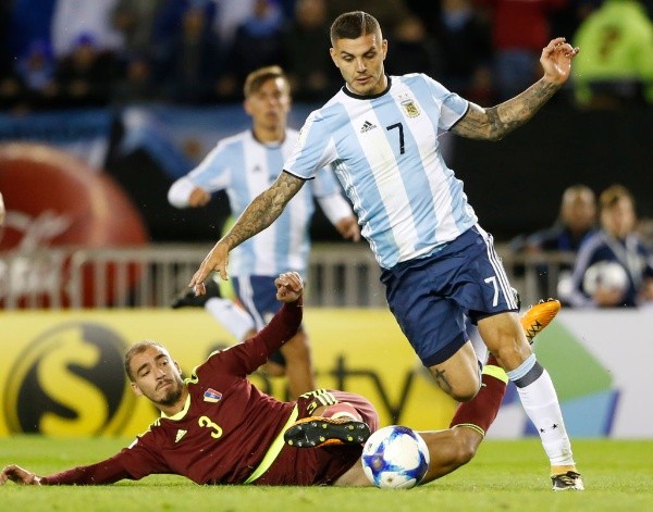 Icardi en un duelo de la Selección Argentina.