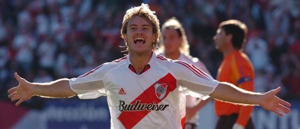 SUPERCLÁSICO. Festejoen el Monumental contra Boca en el Apertura 2004.