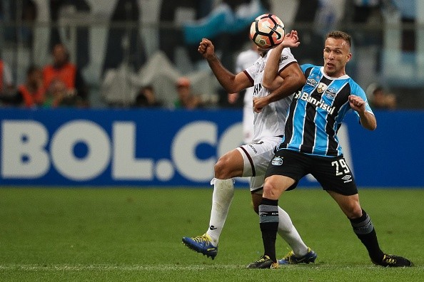 Arthur disputa la pelota ante un jugador de Lanús en la final de la Copa Libertadores.