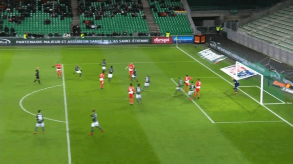 OFFSIDE. En el momento que Falcao toca el balón, deja inhabilitado a Fabinho, quien es el autor del gol.