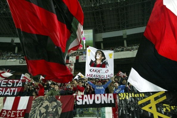 La hinchada del Milan, presente en Japón.