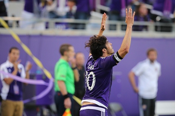 Kaká celebrando un gol en uno de sus últimos partidos como profesional.