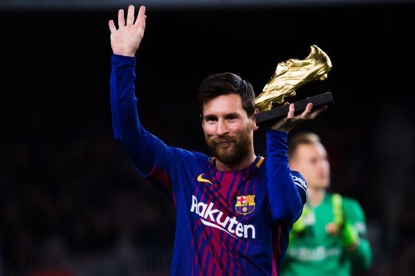 Messi exhibió su Bota de Oro.