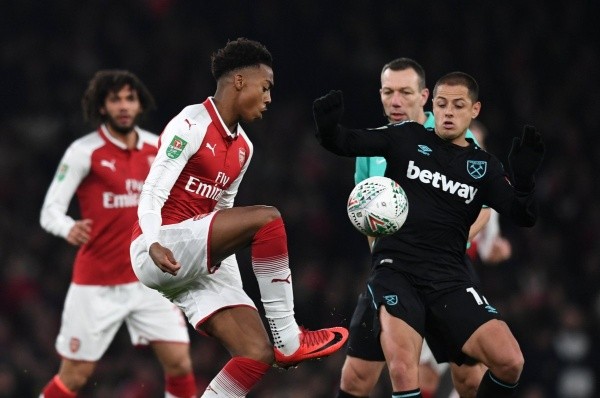 OLD SCHOOL. Chicharito con su viejo peinado en un balón dividido en el Emirates Stadium.
