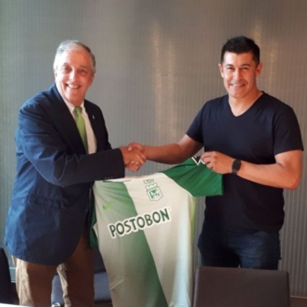 BIENVENIDO. La primera imagen de Jorge Almirón con la camisa de Atlético Nacional: posa junto aAndrés Botero, presidente del club.