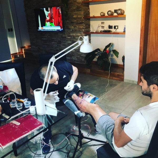 El tatuador realizando su trabajo en Casilda.