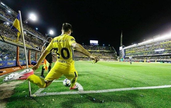 SAQUE DE ESQUINA. Bouzat lanza un córner en La Bombonera, uno de sus últimos partidos con Boca.
