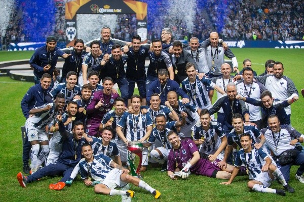 ADIÓS ESPINA. El público Rayado al menos se quedó con la Copa en diciembre.